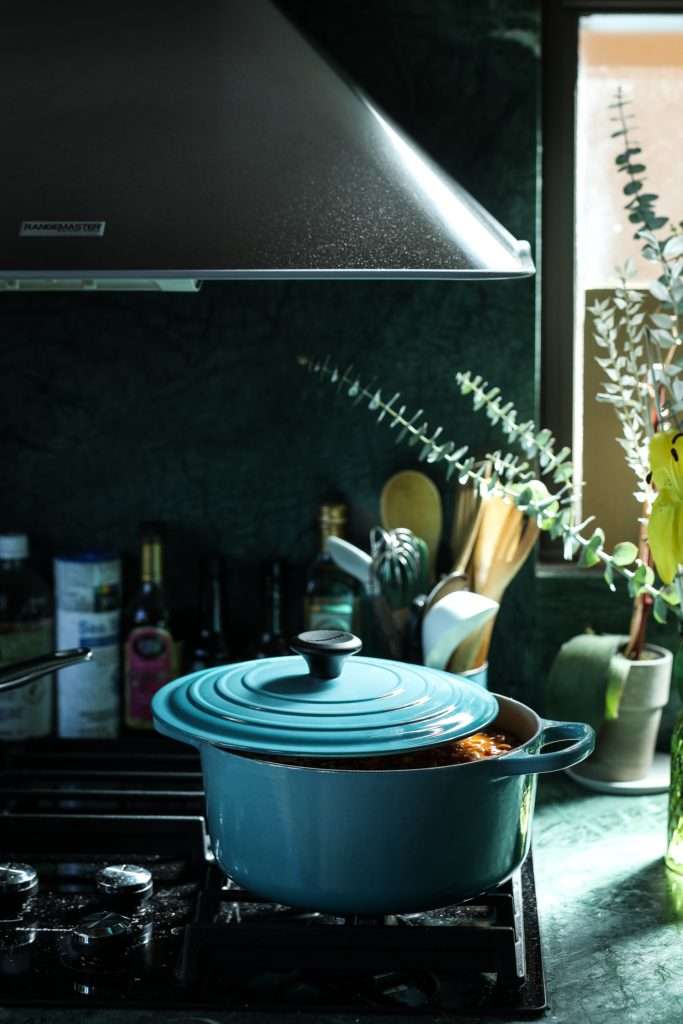 Demonstrating how a pot with a lid can save electricity